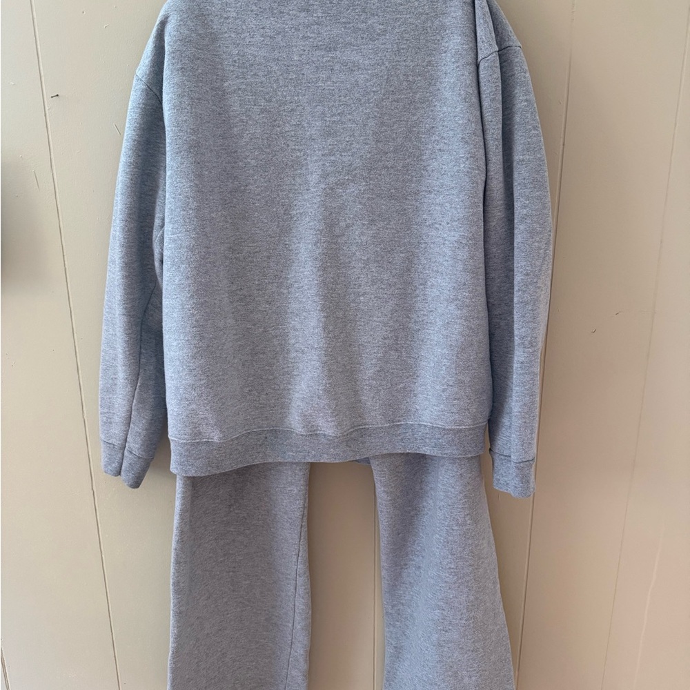 Hane’s Women’s Gray Sweatshirt and Pants Set - Picture 2 of 3